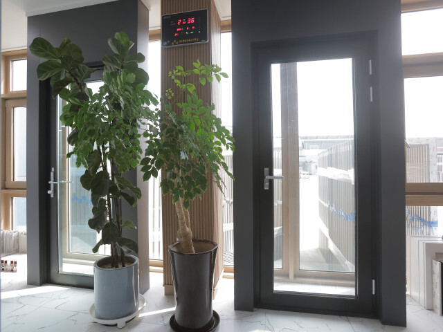 전시장 내부 터닝도어