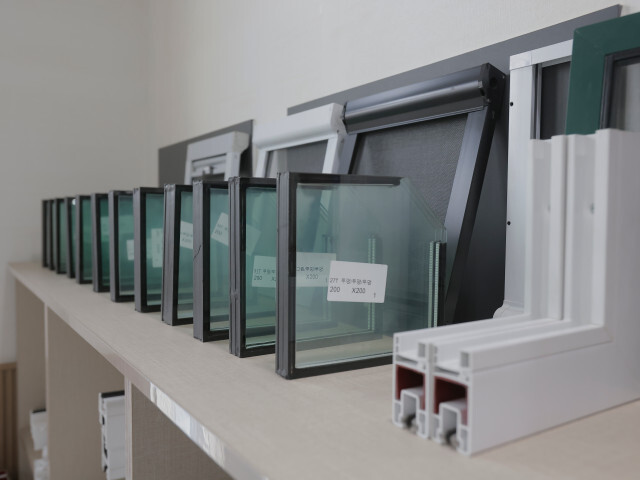 전시장 내부전경-유리1